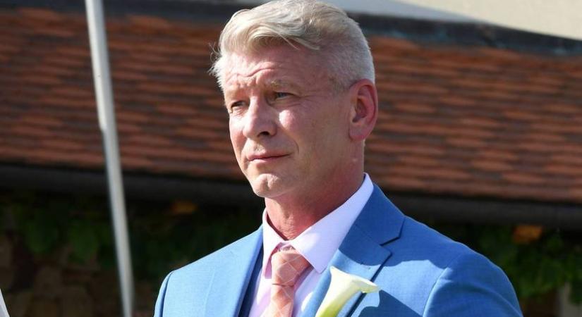 A TV2 szívtiprója a luxusból egy panzióba kényszerült: testvére miatt vesztette el házát