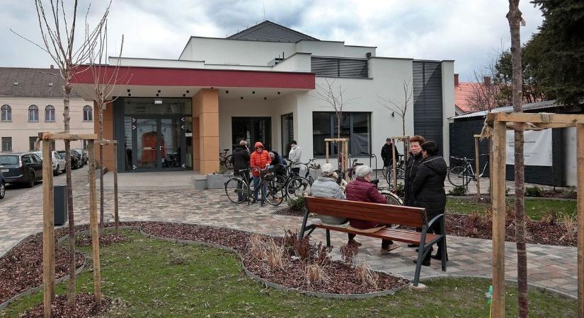 Beteg gyermekeket segíthetünk műtárgyak vásárlásával