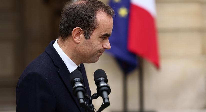Izzasztó nap vár a francia kormányfőre, óriási a tét: túlélés jön vagy nagy bukás?