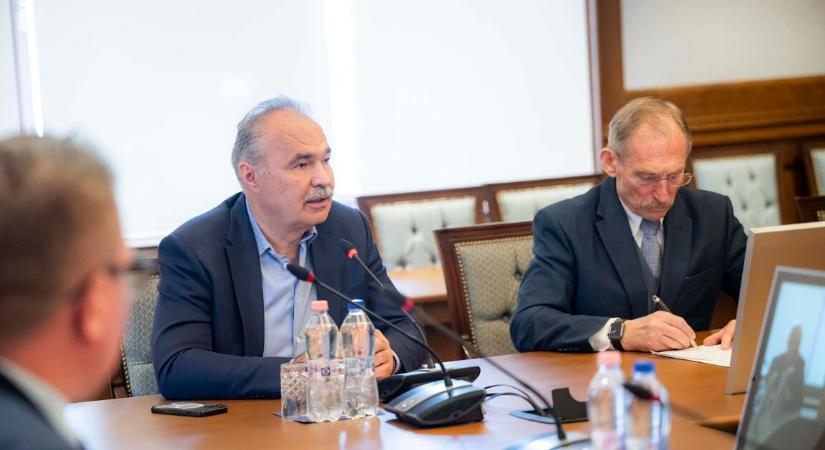 Előre osztogat ki 125 milliárdnyi uniós pénzt a magyar kormány