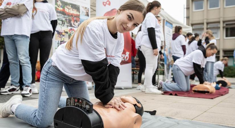 Többen rosszul lettek a téren, s baleset is történt, ám nagyon hamar jött a segítség (galéria)