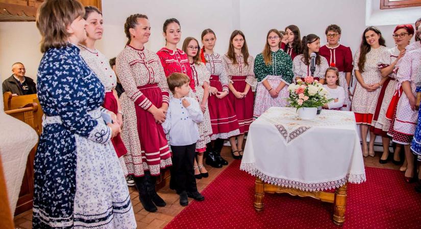 Szilágyszeg: a kis magyar közösséghez is eljutott a „Varrd magad a viseleted!” program