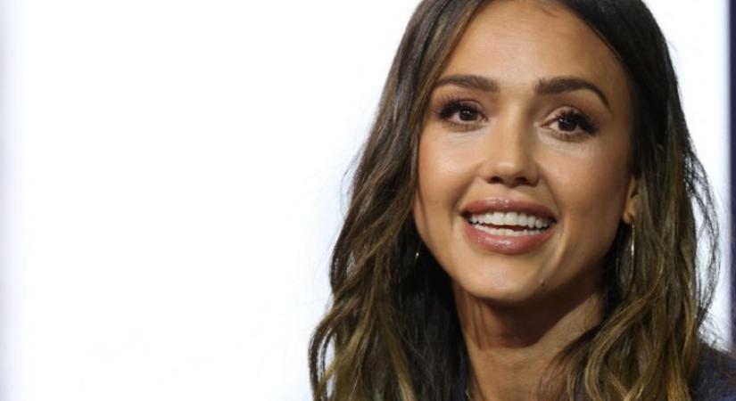 Jessica Alba természetes fa konyhája – a legszebb 2026-os konyhatrend