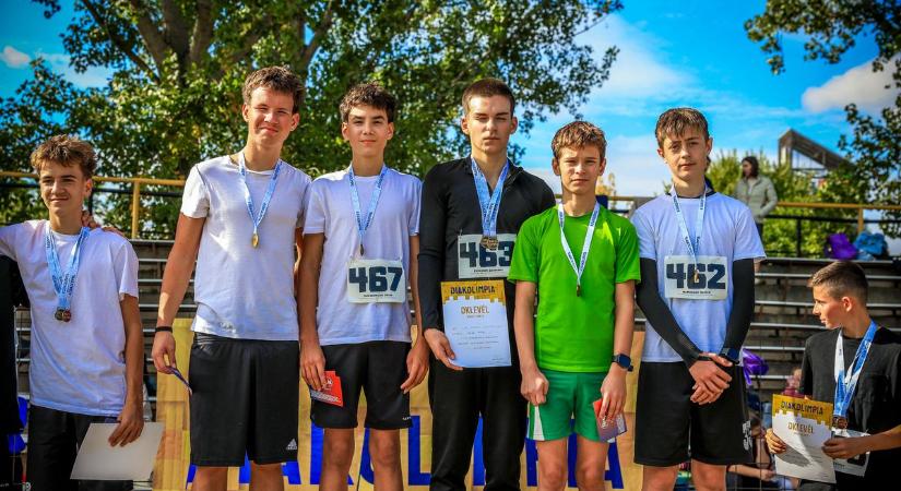 Több mint négyszáz diák futott a városi sporttelepen (képgalériával)