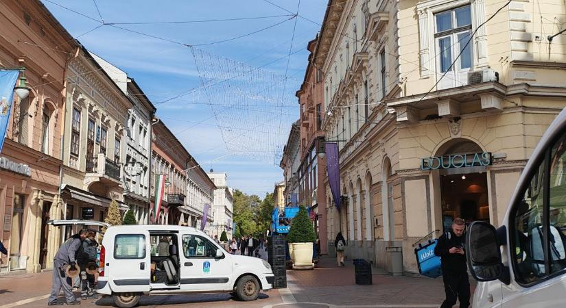 A karácsony szelleme idén korán érkezett Szegedre: megkezdődött a fényfüzérek felszerelése