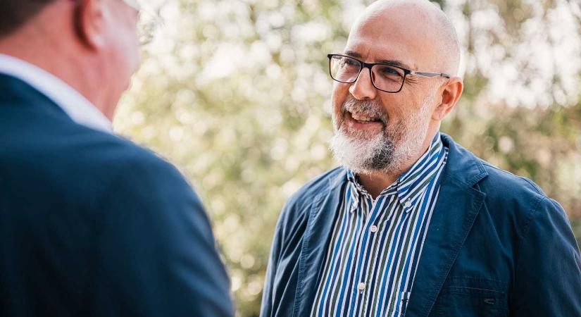 Ironizál Kelemen Hunor: „Az adóhatóság elnöke szerint a házi lekvár a gazdaság fekete lyuka?”