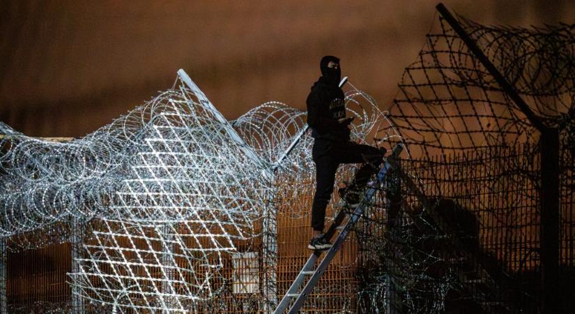 Működőképesnek tűnik a láthatatlan fal – bár folyamatosan csökken a migránsok száma, „bármikor beüthet a ménkű”