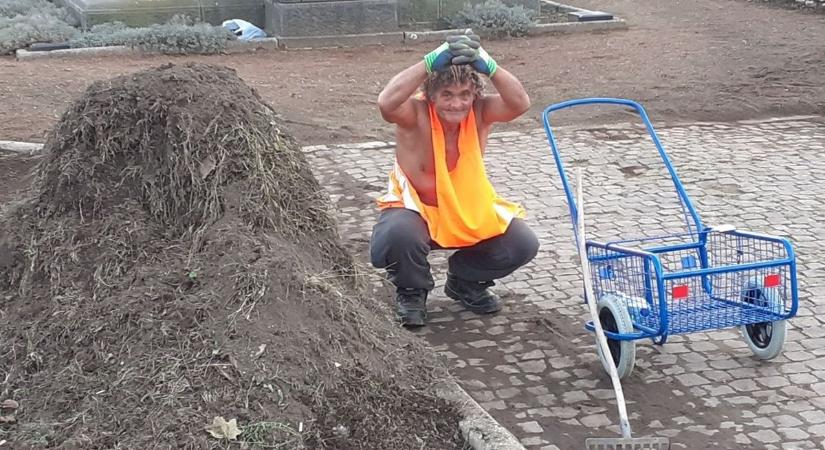 Csak egy kérése van Sanyinak, a hajléktalannak, aki takarítja a várost: kapjon egy seprűnyelet!