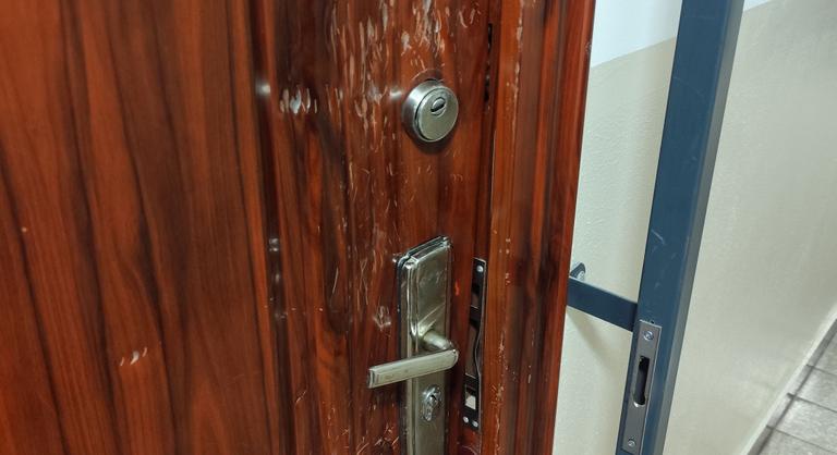 Nem reagáltak a kopogására, ezért húsklopfolóval „jelzett” a hajdúhadházi nő, hogy az ajtó előtt áll