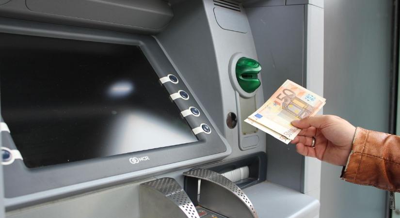 Ezt kell tenned, ha pénzt találtál az ATM-ben: máskülönben pénzbírságot vagy börtönt is kaphatsz