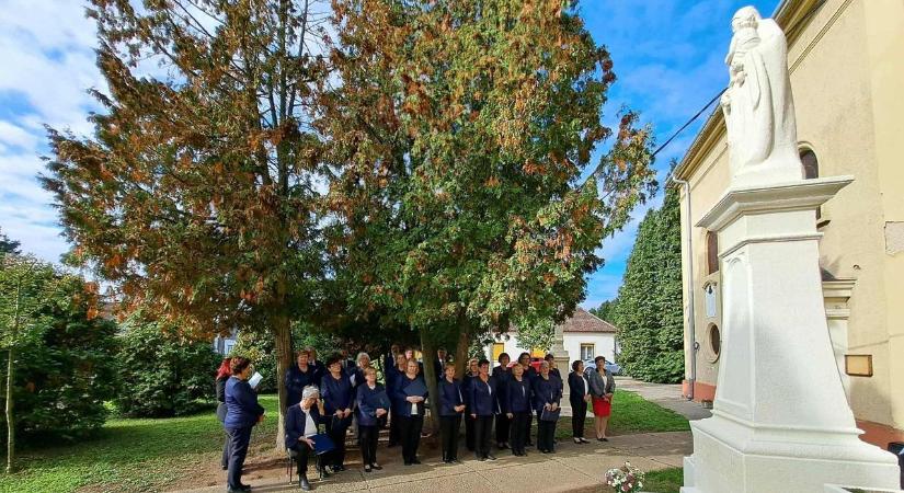 Megújultak a pecöli templomkertben álló szobrok, feszületek