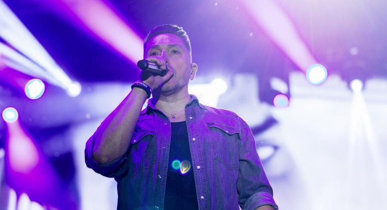 Bakizott a köztévé: az Ákos-filmről szóló beszélgetés alatt egy másik Ákos képét mutatták