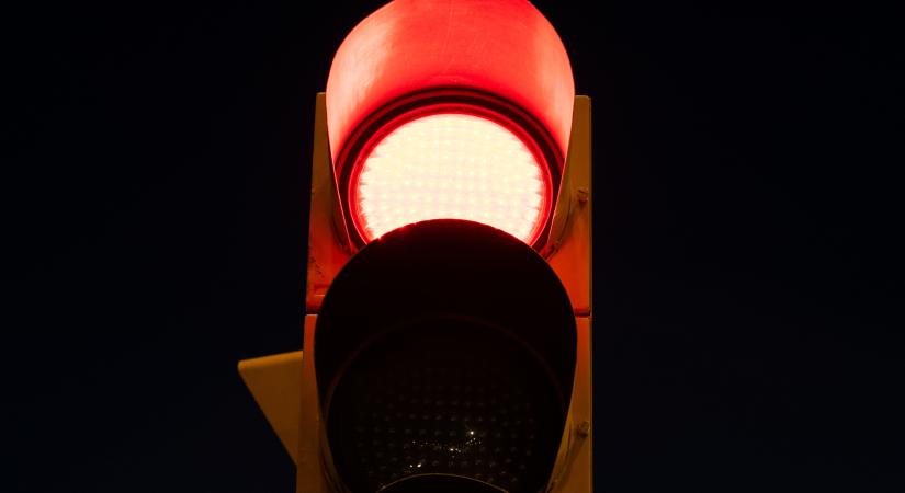 Kikapcsolják a jelzőlámpát a debreceni kereszteződésben