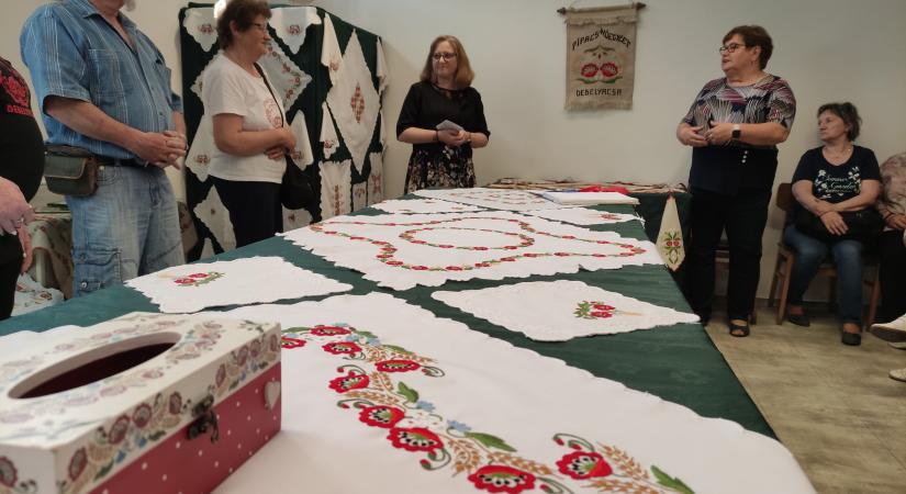 Kézimunka kiállítás nyílik a Csúcsi Olvasókörben