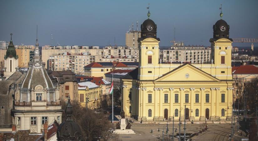 Világsztár fotózkodott Debrecen egyik legforgalmasabb terén, az ő arcát tényleg mindenki ismeri!