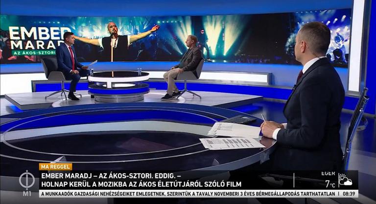 Egy másik Ákost vetítettek ki a háttérben az M1-en, miközben a Kovács Ákosról szóló filmről beszélgettek a rendezővel