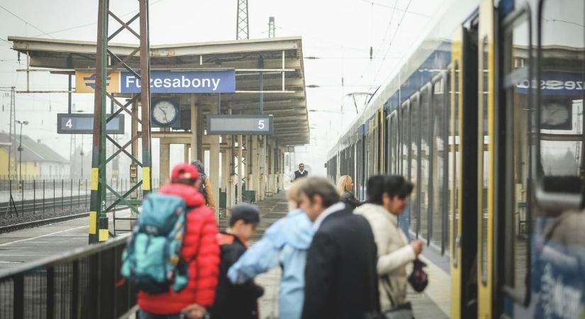 Pótlóbuszok szállítják az utasokat a füzesabonyi vasútvonalon