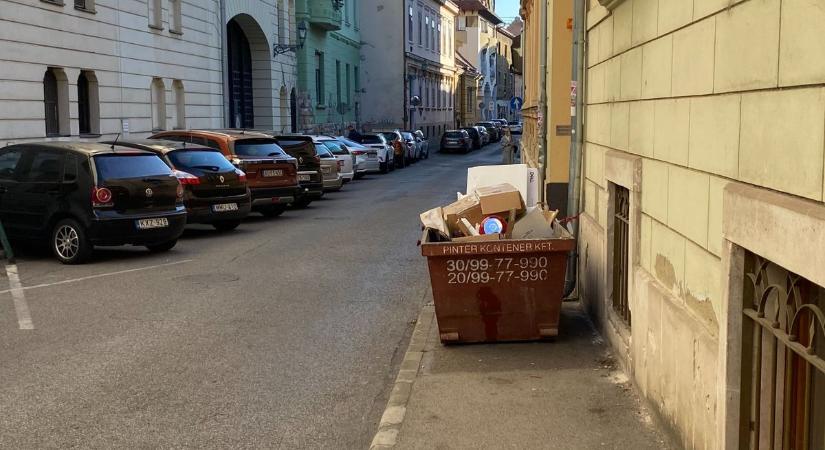 Vigyázat! Életveszélyes és furcsa dolgokra bukkantunk Pécs belvárosában (VIDEÓ)