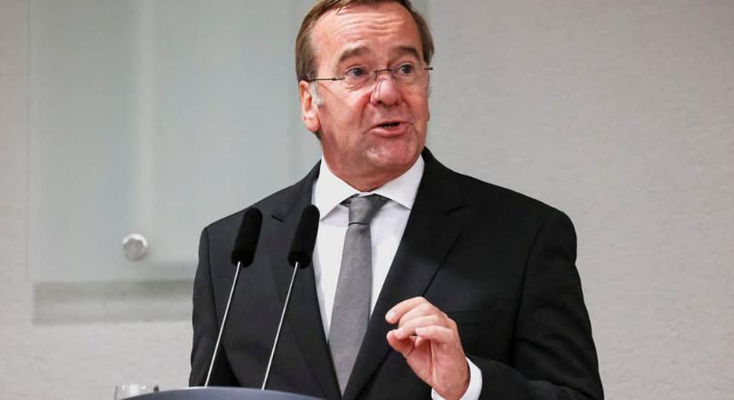 Német védelmi miniszter határozott választ ígér minden oroszországi fenyegetésre a határon