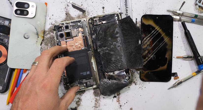 Kigyulladt az ismert youtuber kezei között a meghajlított Pixel 10 Pro Fold