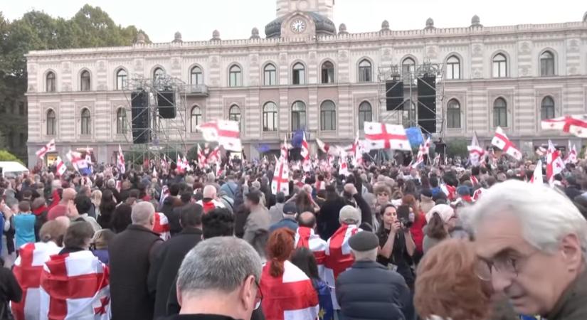 Az Alapjogokért Központ elemzője és egy fideszes EP-képviselő is ott volt álmegfigyelőként a grúziai "választáson"