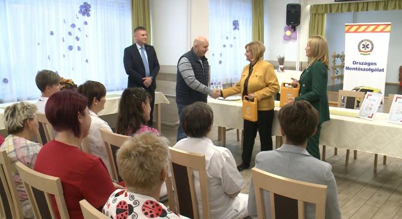 Életmentő pontok Debrecenben: Két idősotthon kapott defibrillátort