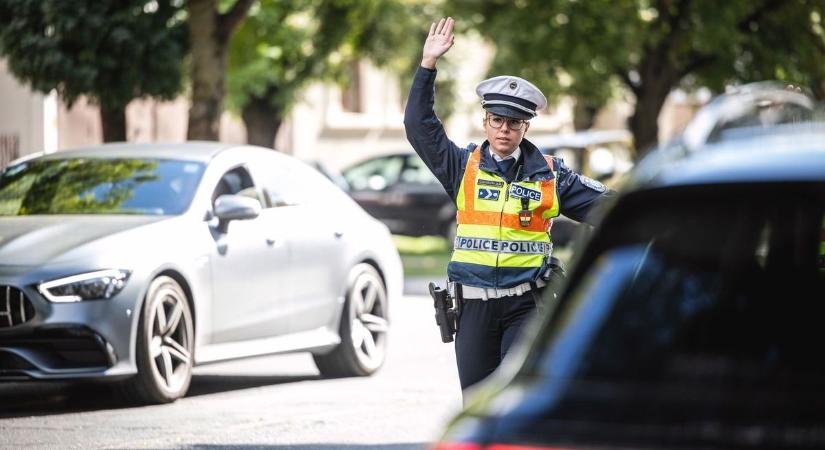 Autósok, figyelem! Így érdemes viselkedni, ha levillog a rendőr