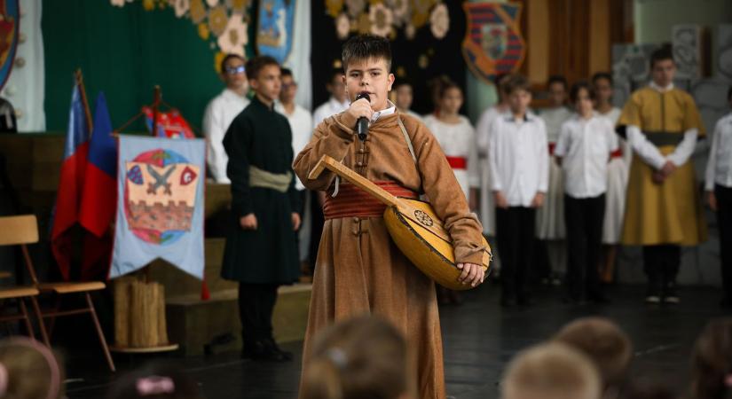 Így készülnek a Tinódi hatodik osztályosai az Egri vár napjára fotó, videó