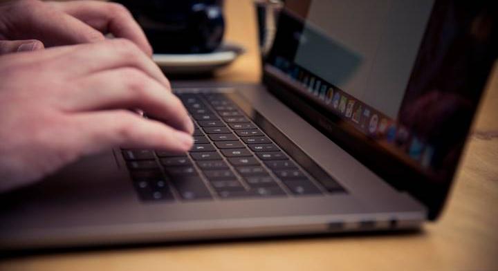 Már töltő sem jár a legújabb laptophoz – egy furán értelmezett EU-s szabály az oka