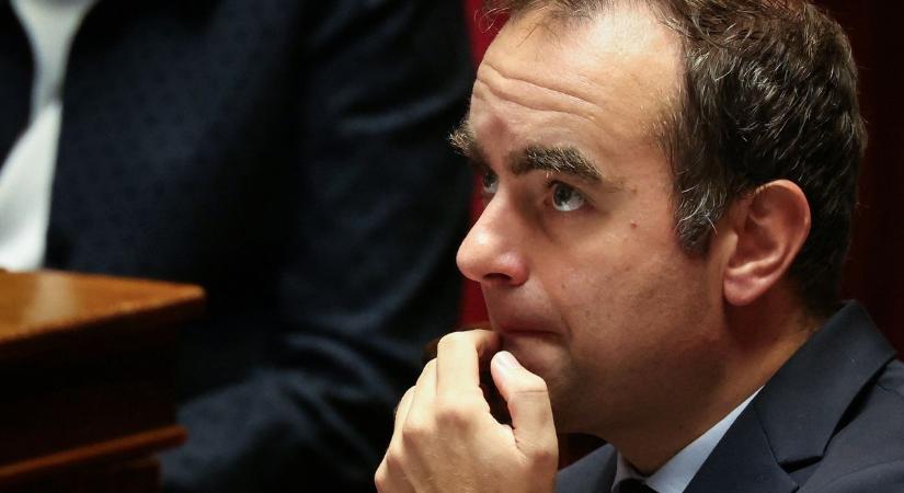 Helyén maradt a francia kormány: a szocialisták mentették meg Macron emberét