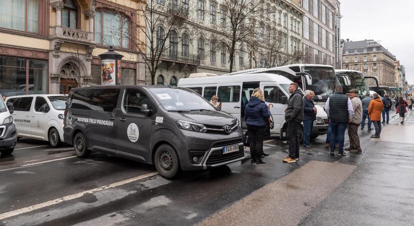 Magyar Péter: Falubuszokkal közmunkásokat, önkormányzati dolgozókat szállíttat a Fidesz a Békemenetre