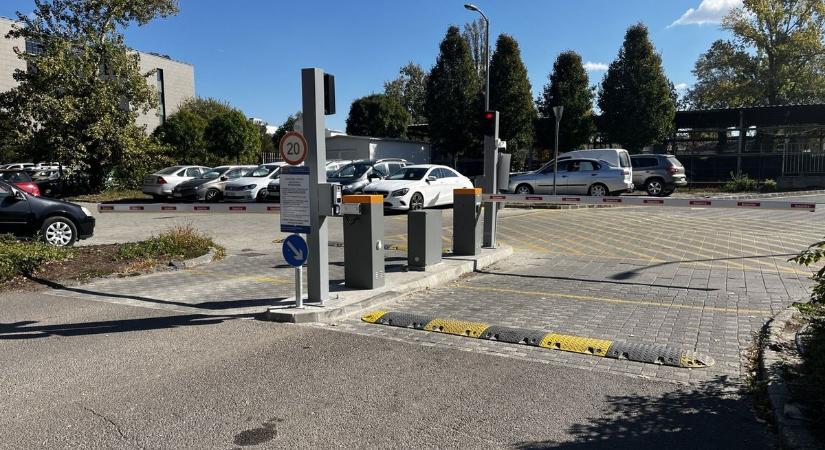 Felháborodás ide vagy oda, az ország legdrágább parkolója így is tele van