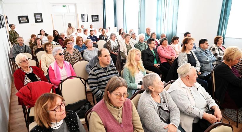 Különleges kulturális műsorral várták a látássérülteket Szolnokon – galériával