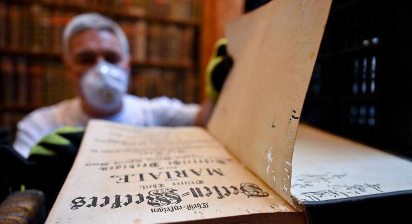 A rovarmentesítés után elkezdődött a könyvek visszapakolása a Pannonhalmi Főapátságban