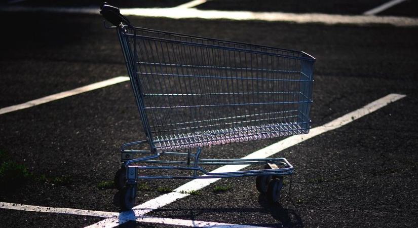 Világi igénytelenség a debreceni boltnál! Na, ezen a förtelmen gázolj át, ha vásárolni mész… – fotóval
