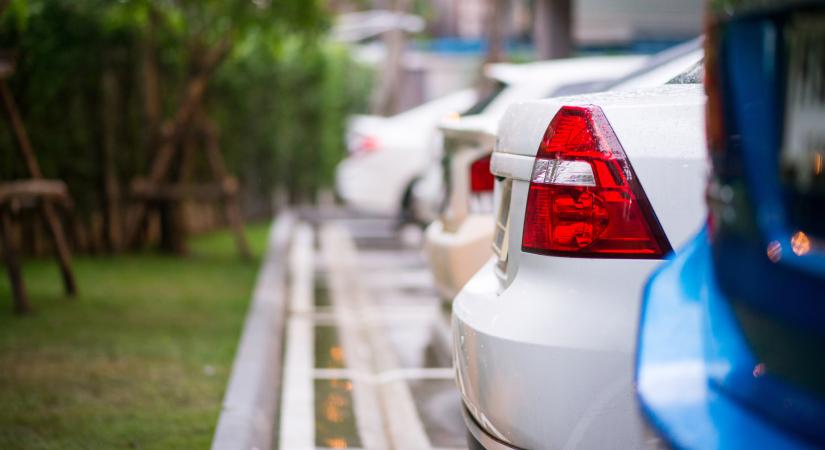 Az egyik megyeszékhelyen olcsóbb lesz a parkolás, változnak a díjfizetési zónák