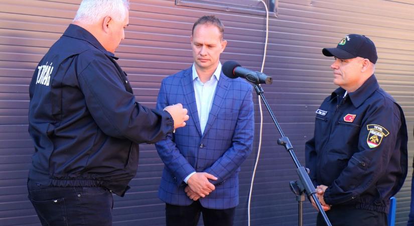Ingyen adta oda a tűzoltóautóját az egyik falu a másiknak (képgalériával)