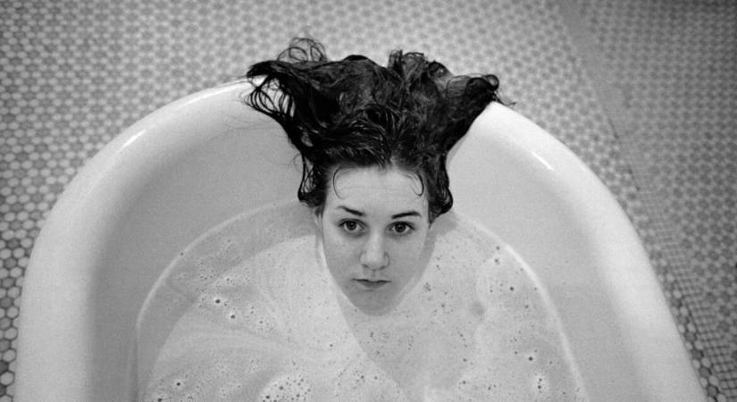 Mary Ellen Mark, az útszélen hagyott nők sorsának érzékeny krónikása – Kiállításajánló