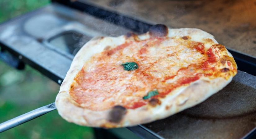 Felhívott a lakására egy hajléktalant, sütött neki egy pizzát, majd mikor enni kezdett, megölte