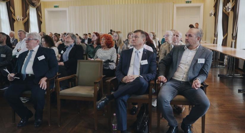 Nincs más út, együtt kell tennünk a jövőnkért
