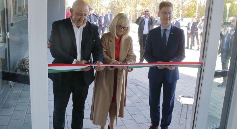 Új munkahelyeket adó gyártócsarnokot adtak át