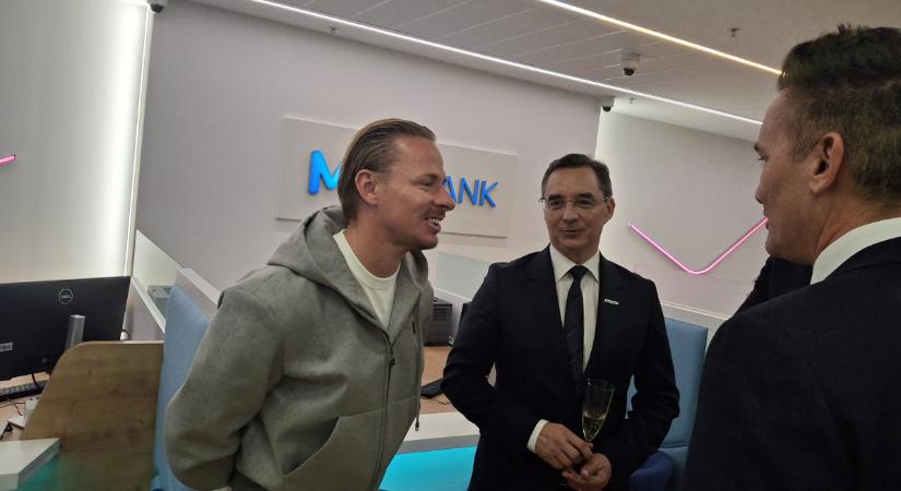 Külön köszöntötték Dzsudzsák Balázst az MBH Bank új debreceni fiókjának megnyitóján