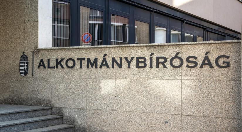 Egy olyan törvény vizsgálatából trükközte ki magát az Alkotmánybíróság, amit még Sulyok Tamás is kifogásolt