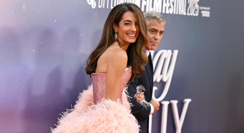 Amal Clooney púderrózsaszín ruhájáról beszél most a világ – egyszerűen mesés