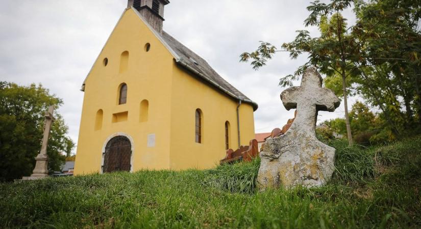 Pestisesek és előkelő egriek nyughelye a lezárt temető, ahol egy legendás alakot is eltemettek