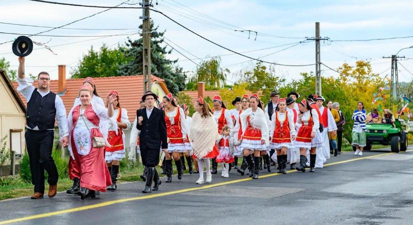 Megőrült a falu – így mulattak a szüreti felvonuláson! (videó, galéria)