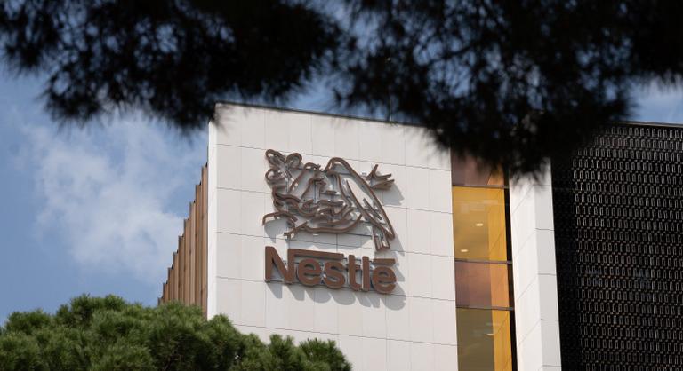 Tömeges leépítésbe kezd a Nestlé, több mint tízezer dolgozó távozik világszerte