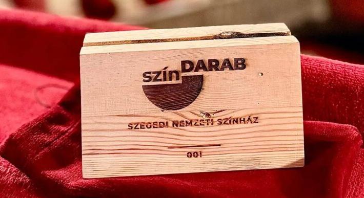 Emléktárgy készül a szegedi teátrum színpaddeszkáiból