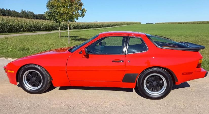 A 80-as évekbe repít vissza ez az alig használt bukólámpás Porsche