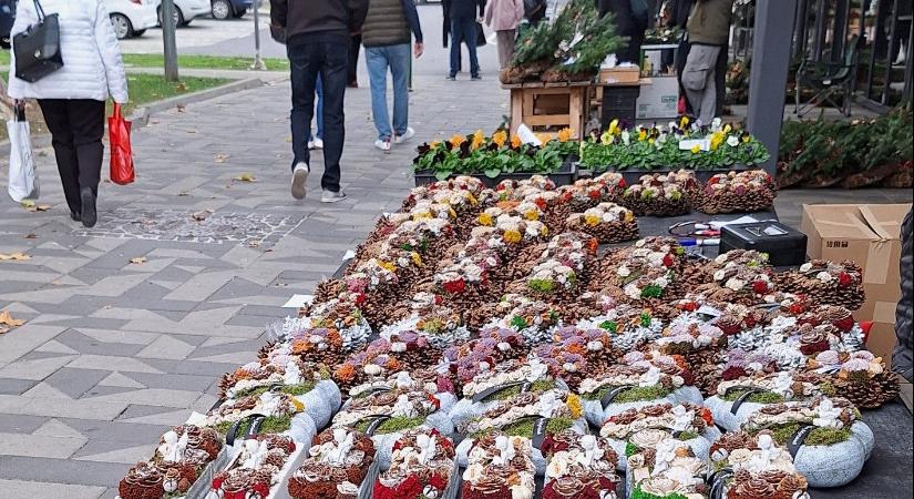 Készülődés Mindenszentekre és Halottak napjára a győri piacokon